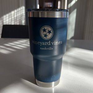 YETI RAMBLER® 26 OZ STACKABLE CUP
WITH STRAW LID NAVY